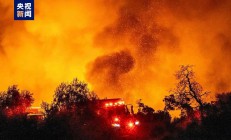 美国加州山火持续蔓延 当地发布疏散警告