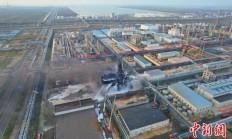 直击天津化工厂火灾事故：30余辆消防救援车紧急扑救